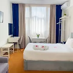 מלון דירות Plaza & 4*