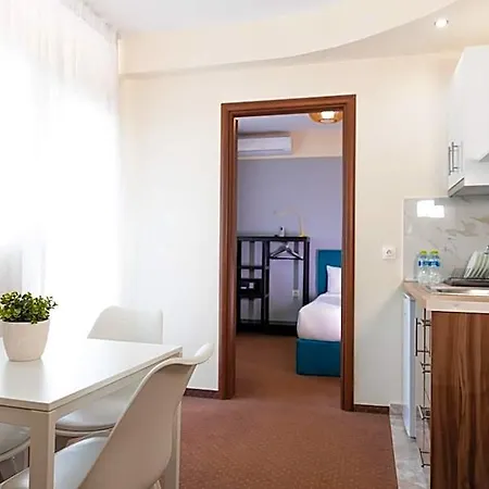 Plaza & Ξενοδοχείο με διαμερίσματα 4*