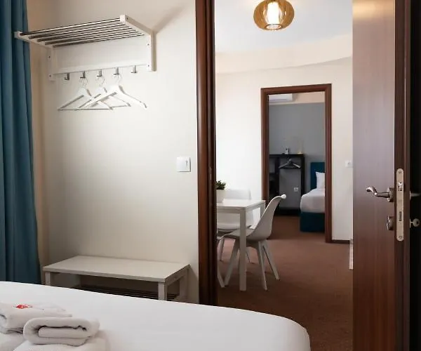Aparthotel Plaza &