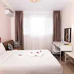 Ξενοδοχείο με διαμερίσματα Plaza & 4*