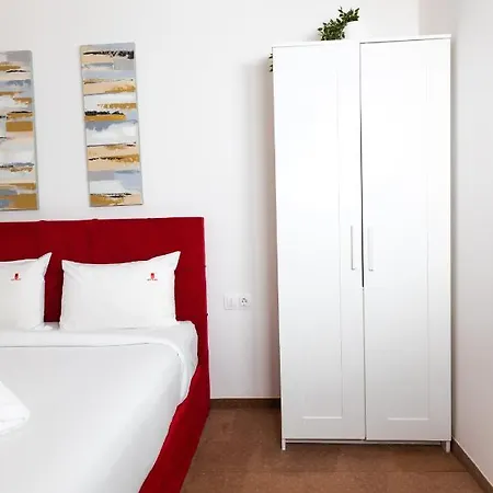 Aparthotel Plaza &