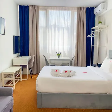 Aparthotel Plaza & 3*